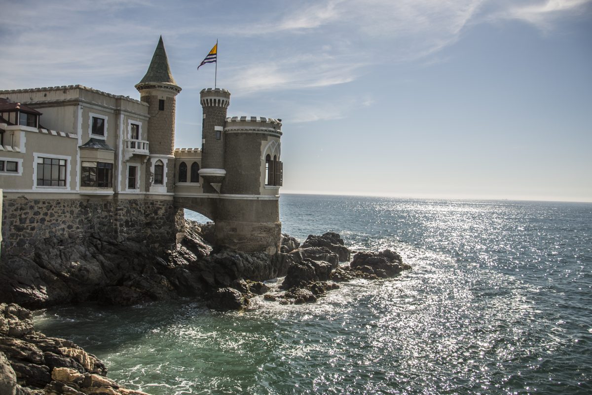 Castillo en borde costero