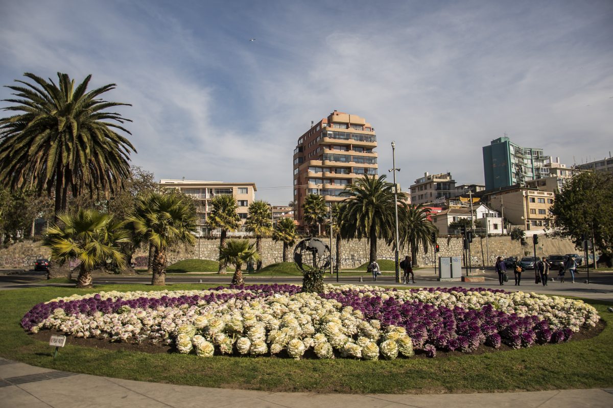 Monumento rodeado de flores